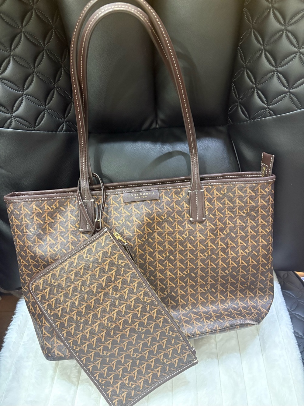 Tory Burch Brown Monogram Tote with Matching Wristlet. Tory Burch imitation,